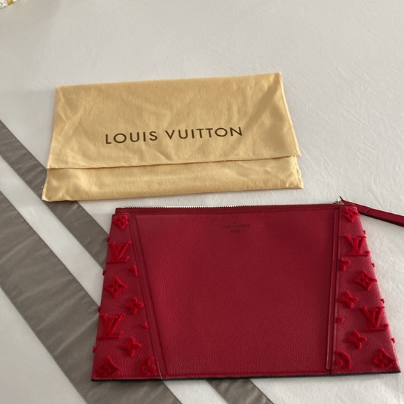 Red coloured Louis Vuitton Pochette/Wristlet with silver zipper. - Picture 5 of 8